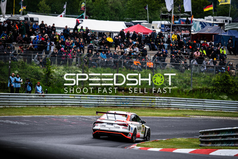 Rennfahrzeug #776 in der Kurve am Nürburgring vor vollen Zuschauerrängen