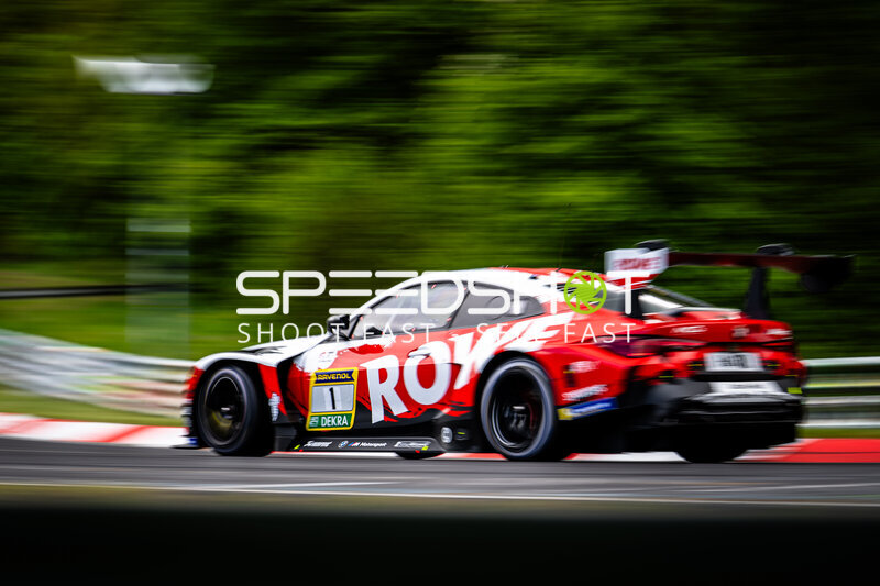 ROWE RACING BMW #1 in schneller Kurvenfahrt auf der Nordschleife