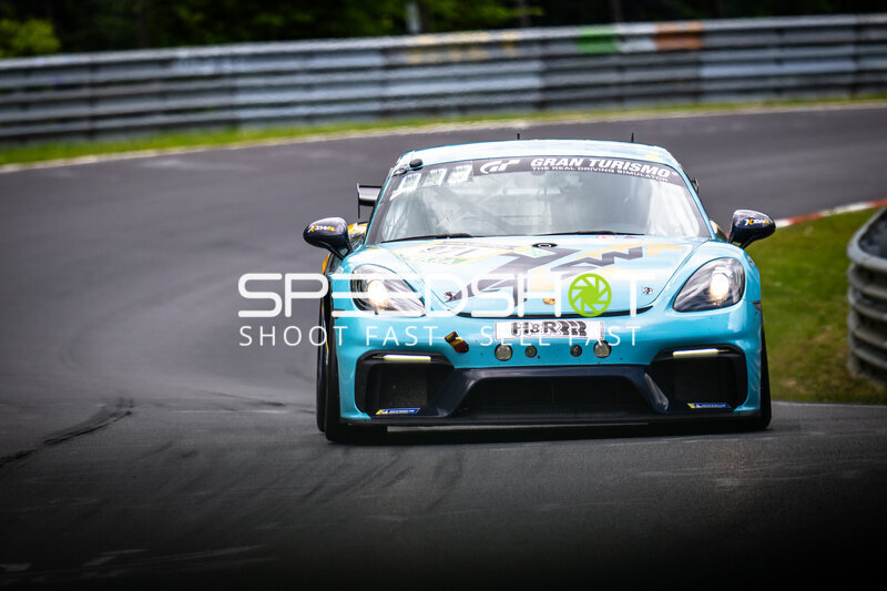 Hellblauer Porsche 718 Cayman GT4 RS auf der Nordschleife