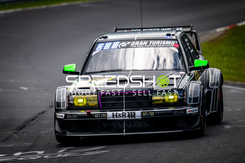 Schwarzer Rennwagen mit Gran Turismo Sponsoring auf der Nürburgring Nordschleife