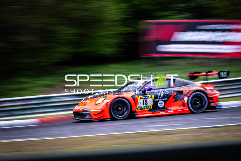 Porsche 911 GT3 R Startnummer 18 in Aktion auf der Nordschleife