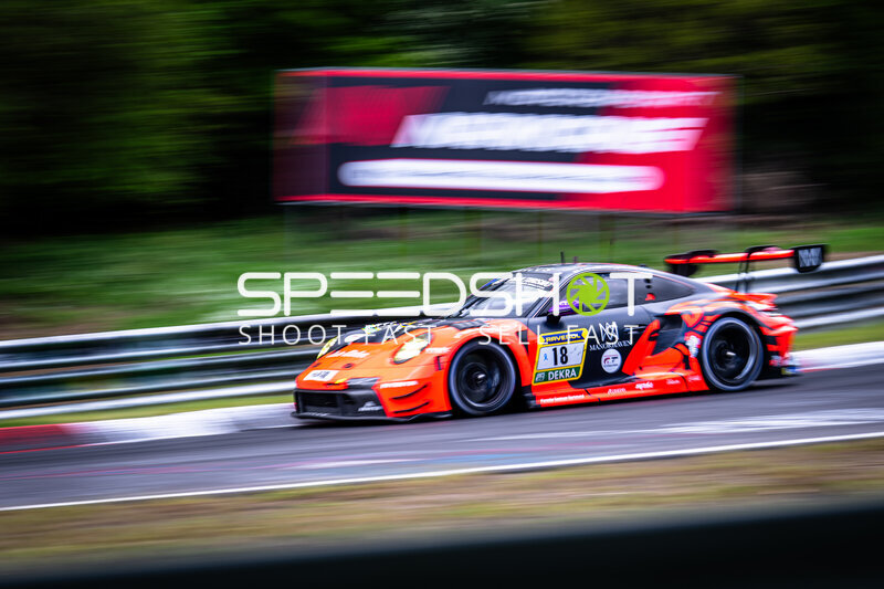Porsche 911 GT3 R #18 in voller Fahrt auf der Nordschleife