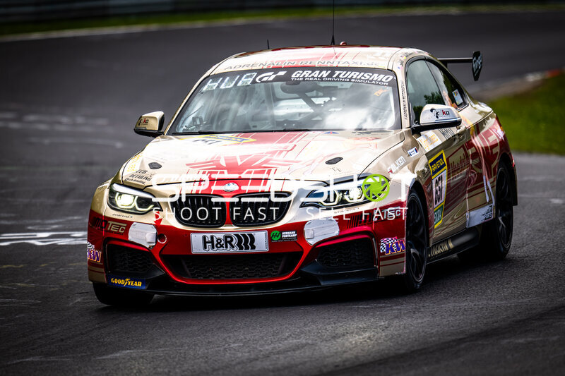 BMW M240i Racing mit Startnummer 651 auf der Nordschleife