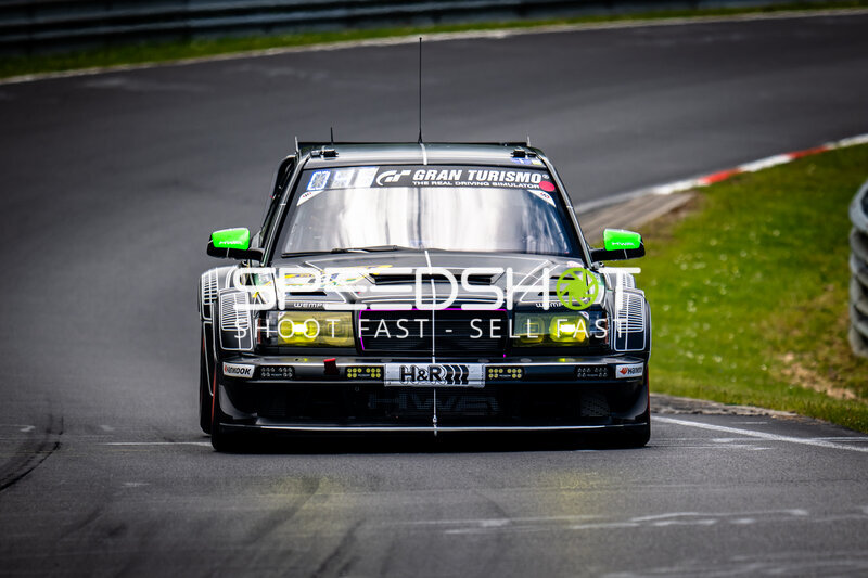 Schwarzer Rennwagen mit Gran Turismo-Sponsoring frontal auf der Nordschleife