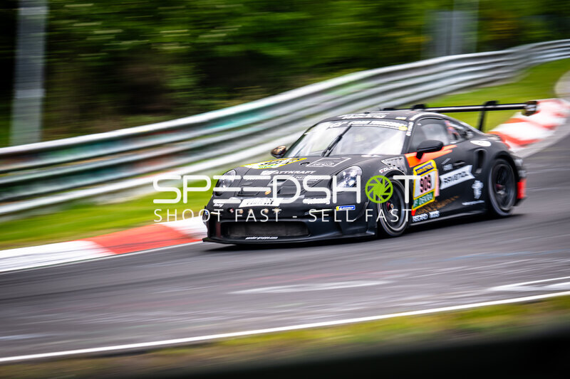 Porsche 911 GT3 mit Startnummer 909 auf der Nordschleife
