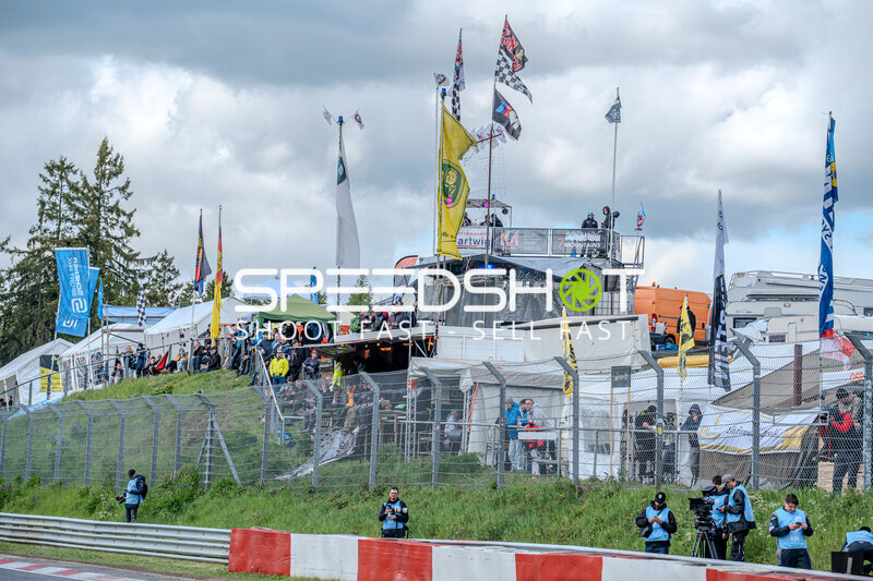Fans und Medienteams an der Strecke beim 24h Nürburgring