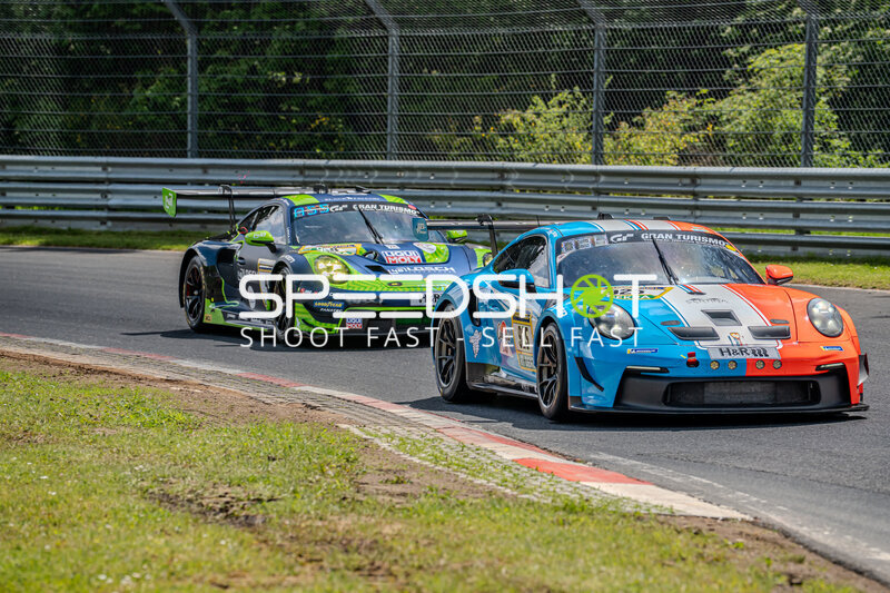 Zwei Porsche 911 GT3 R im Kampf auf der Nordschleife