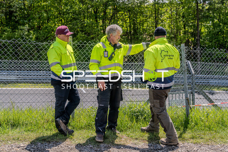 Streckenposten im Gespräch an der Nordschleife