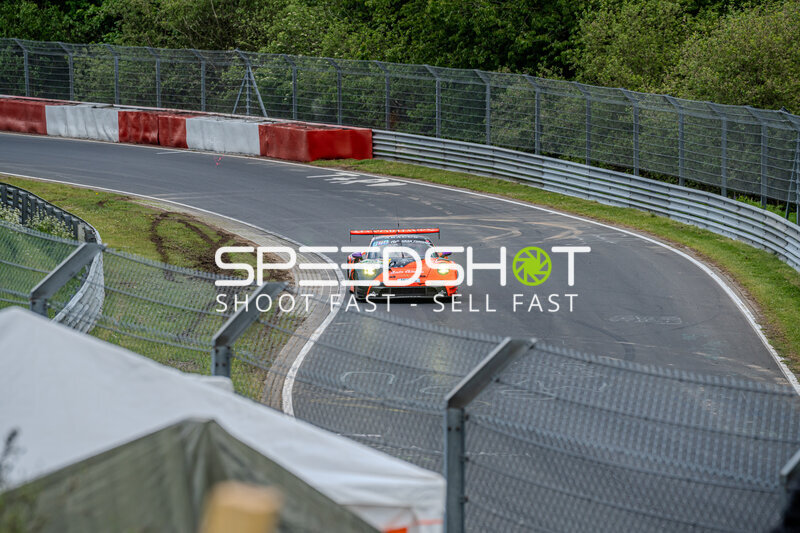 Oranger Porsche 911 GT3 R in der Kurve auf der Nordschleife