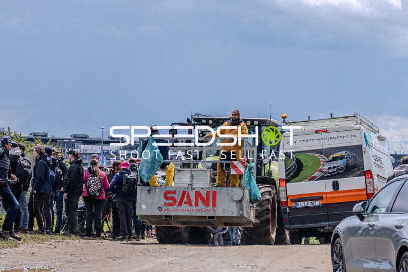 SANI-Traktor und Zuschauer im Fahrerlager am Nürburgring