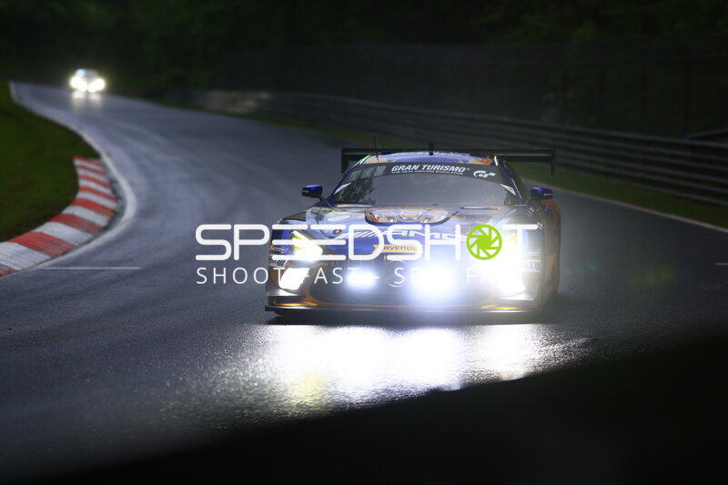 Mercedes-AMG GT3 #91 von Reiter Engineering bei Nacht auf der Nordschleife