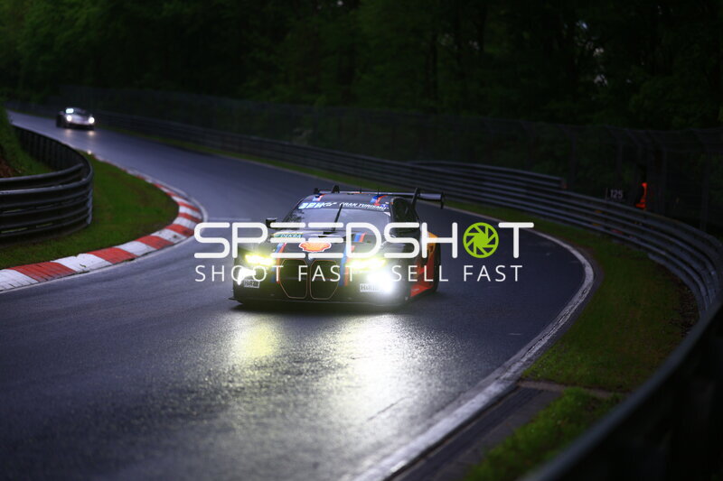 BMW M4 GT3 #81 von Schubert Motorsport in der Dämmerung auf der Nordschleife