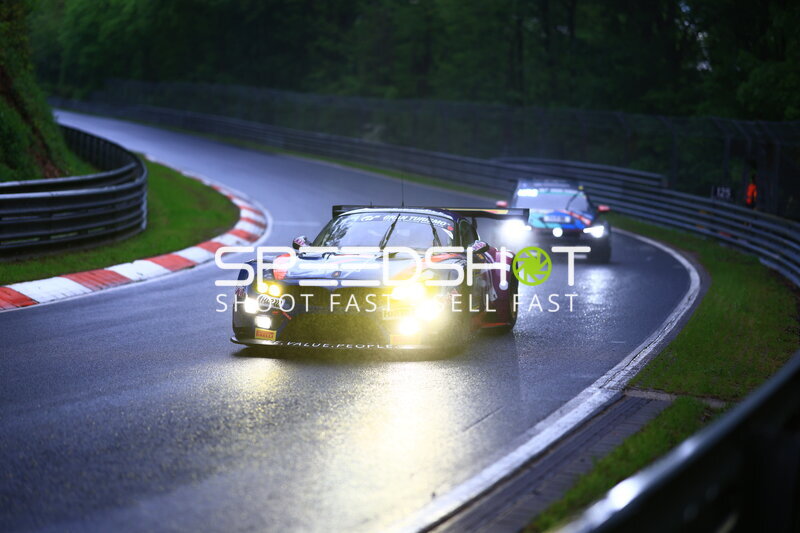 BMW GT3 #91 von Reiter Engineering im Regen auf der Nordschleife