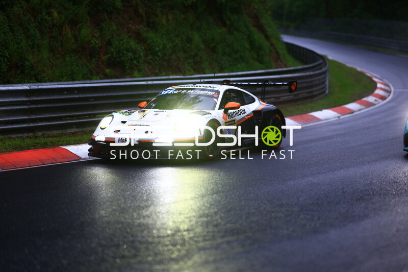 Porsche 911 GT3 R #30 von Hankook Competition in der Nordschleife-Kurve