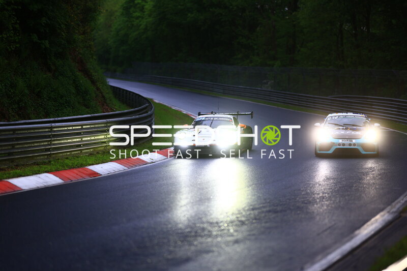 Porsche 911 GT3 #911 und BMW M4 GT3 #72 in der Abenddämmerung auf der Nordschleife