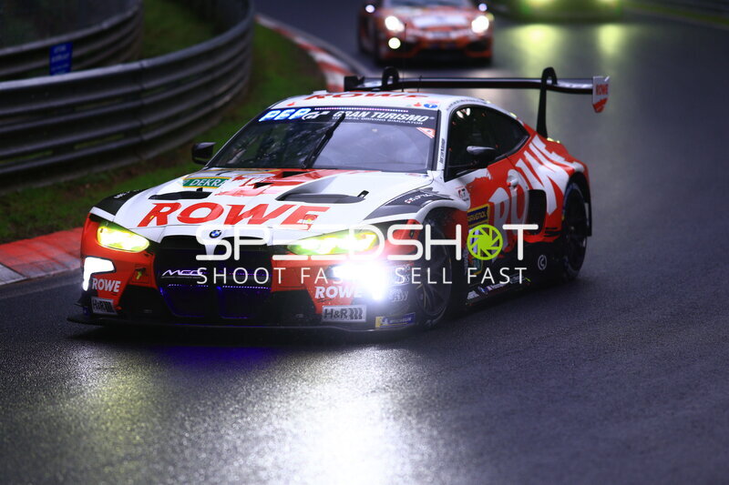 ROWE RACING BMW M4 GT3 #1 auf der Nordschleife bei Nässe