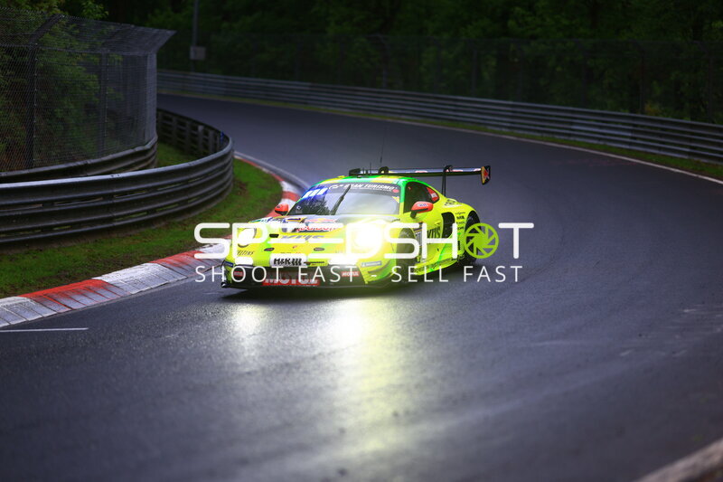 Manthey Porsche 911 GT3 R #911 auf der Nordschleife bei Dämmerung