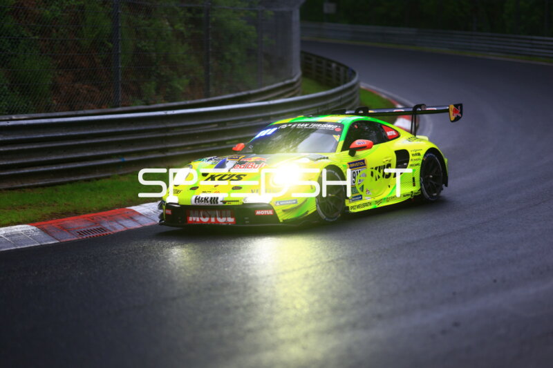 Manthey Porsche 911 GT3 R #911 im Regen auf der Nordschleife