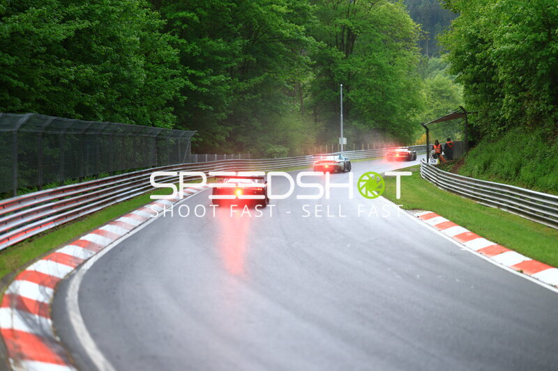 Rennfahrzeuge im Regen auf der Nordschleife beim 24h Nürburgring