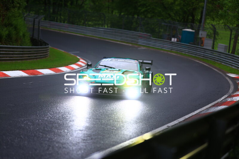 Aston Martin GT3 #91 von Reiter Engineering im Regen auf der Nordschleife