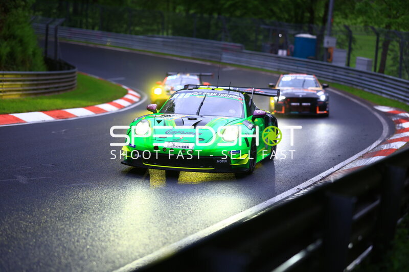 Manthey Porsche 911 GT3 R #992 im Regen auf der Nordschleife