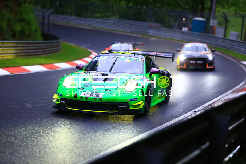 Manthey Porsche 992 GT3 R #992 im Regen auf der Nordschleife