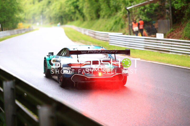 Aston Martin Vantage GT3 von PROsport Racing auf nasser Nordschleife