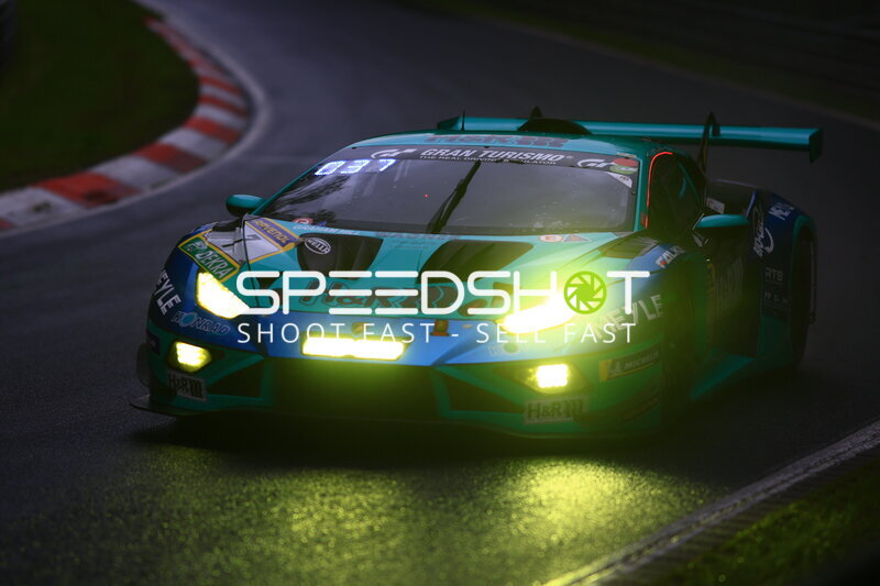 Lamborghini Huracán GT3 #7 von Konrad Motorsport in der Abenddämmerung