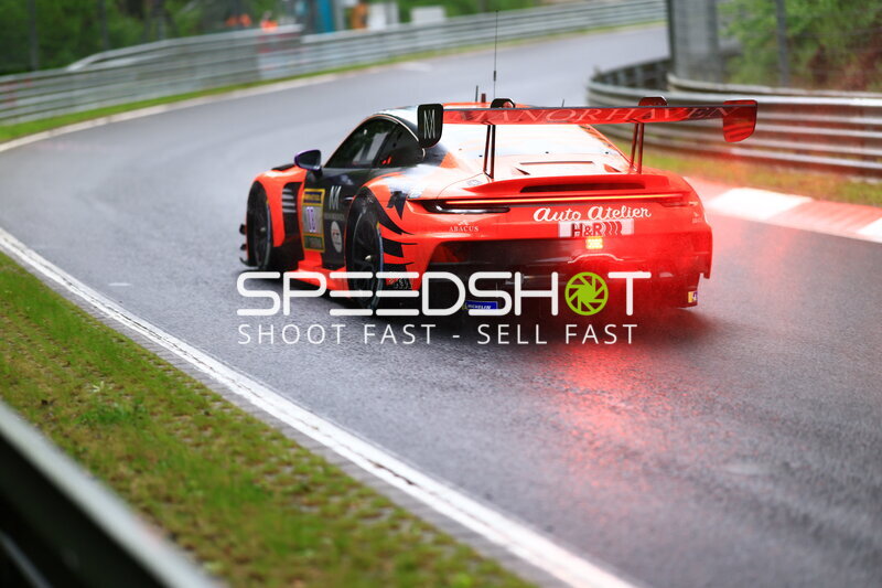 Porsche 911 GT3 R #91 von Reiter Engineering auf nasser Nordschleife