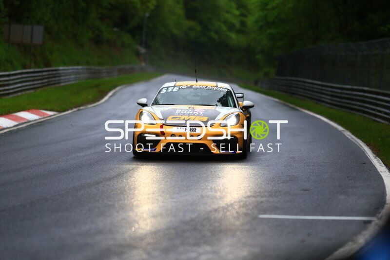 Porsche 718 Cayman GT4 #515 auf der Nordschleife im Regen
