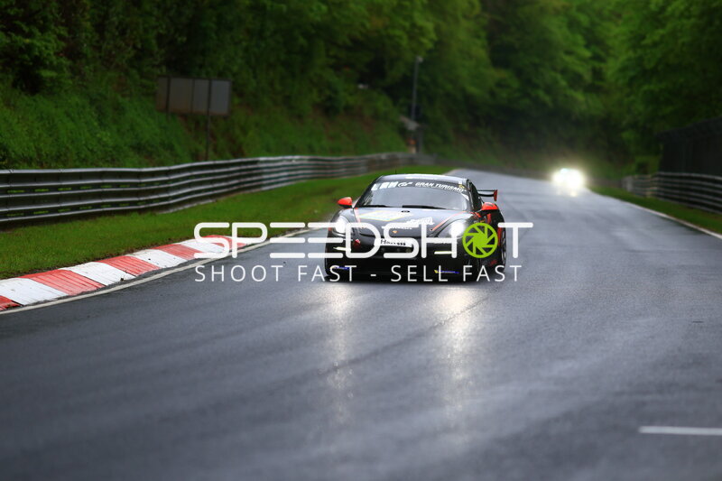 Porsche Cayman GT4 #91 von Reiter Engineering auf nasser Nordschleife