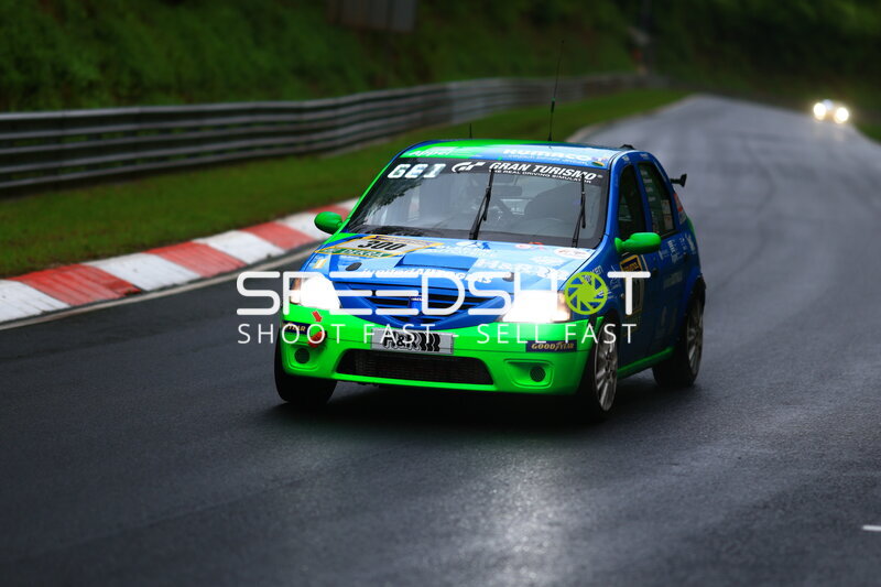 Dacia Logan #300 in Blau-Grün auf der Nordschleife im Regen