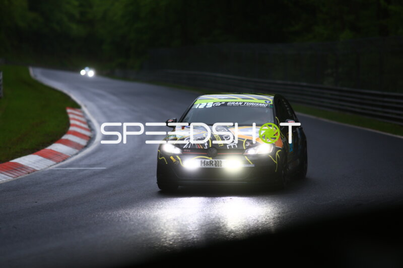 VW Golf GTI #125 in der Abenddämmerung auf der Nordschleife