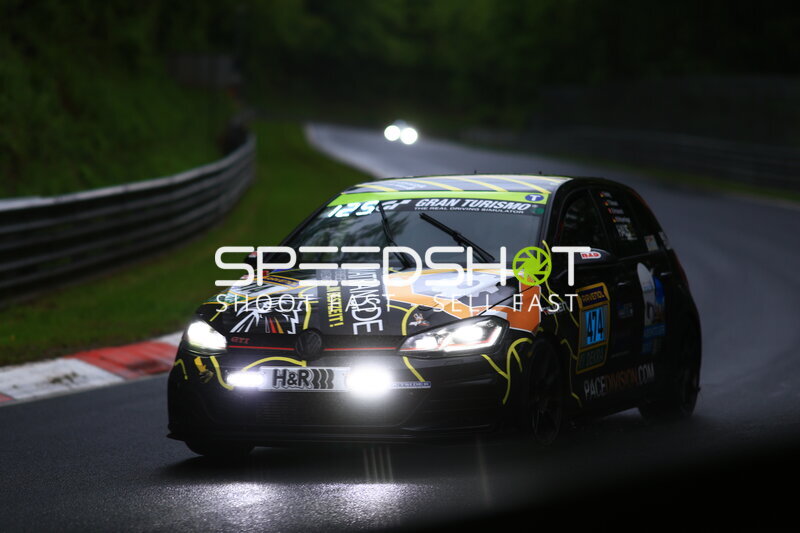 VW Golf GTI #474 bei Nacht auf der Nordschleife im Regen