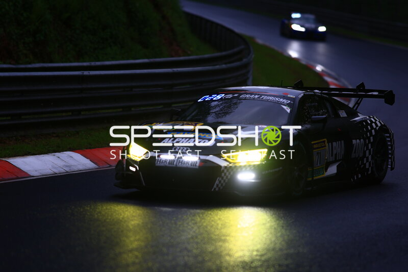 Audi R8 LMS #71 von JUTA Racing in der Abenddämmerung auf der Nordschleife