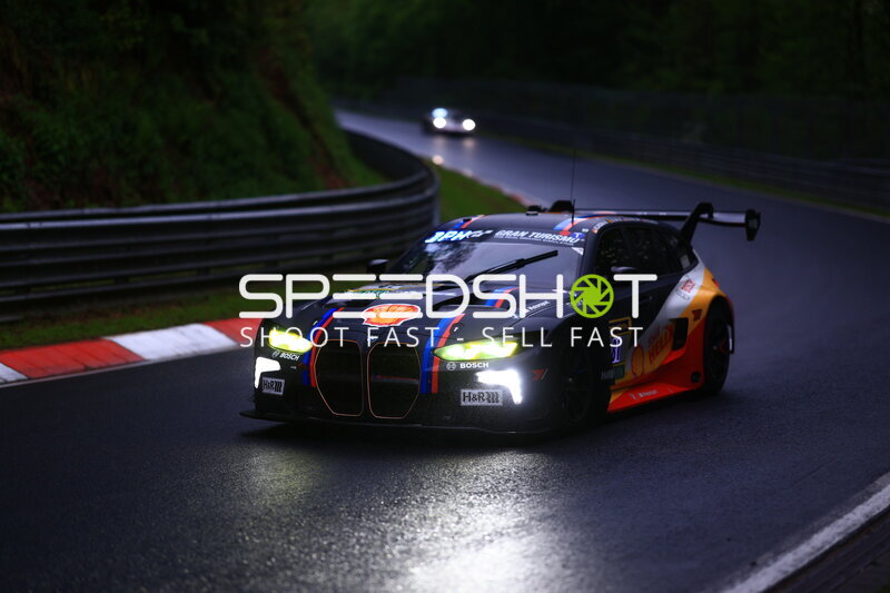 BMW M4 GT3 #91 von Reiter Engineering in der Abenddämmerung auf der Nordschleife