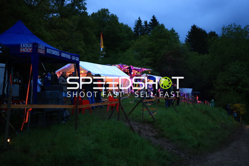 Fans und Zuschauer beim 24h Nürburgring in der Abenddämmerung