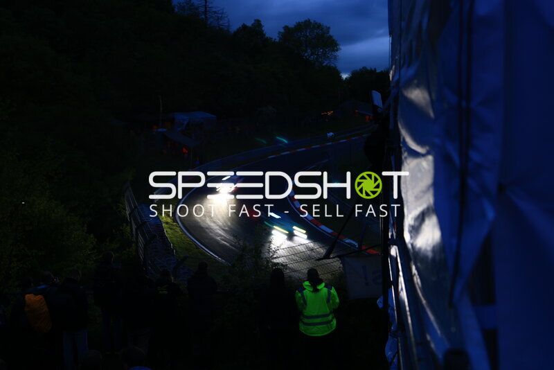 Nachtszene auf der Nordschleife beim 24h Nürburgring 2026