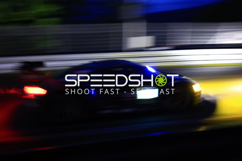 GT3-Rennfahrzeug bei Nacht auf dem Nürburgring in Bewegungsunschärfe