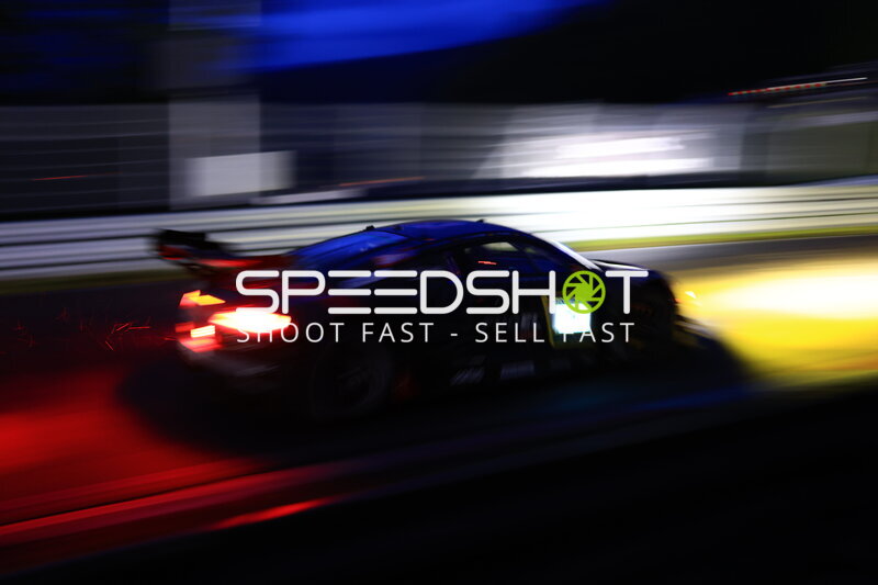 GT3-Fahrzeug bei Nachtfahrt auf dem Nürburgring in Bewegungsunschärfe