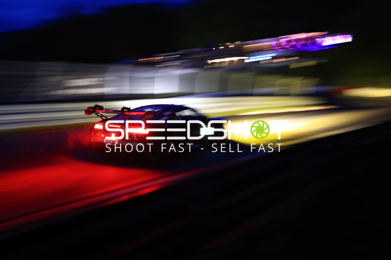 GT3-Fahrzeug bei Nacht auf dem Nürburgring