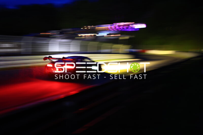 GT3-Fahrzeug bei Nachtfahrt auf dem Nürburgring