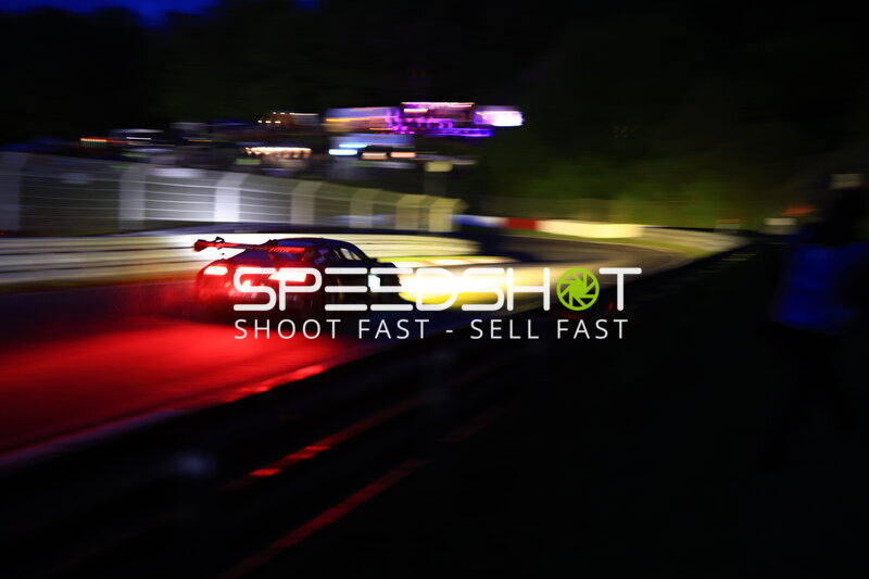 GT3-Rennwagen bei Nacht auf dem Nürburgring in der Kurve