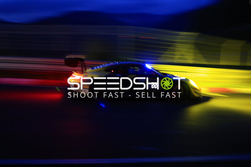 Porsche 911 GT3 #55 von Dinamic GT in der Nacht am Nürburgring