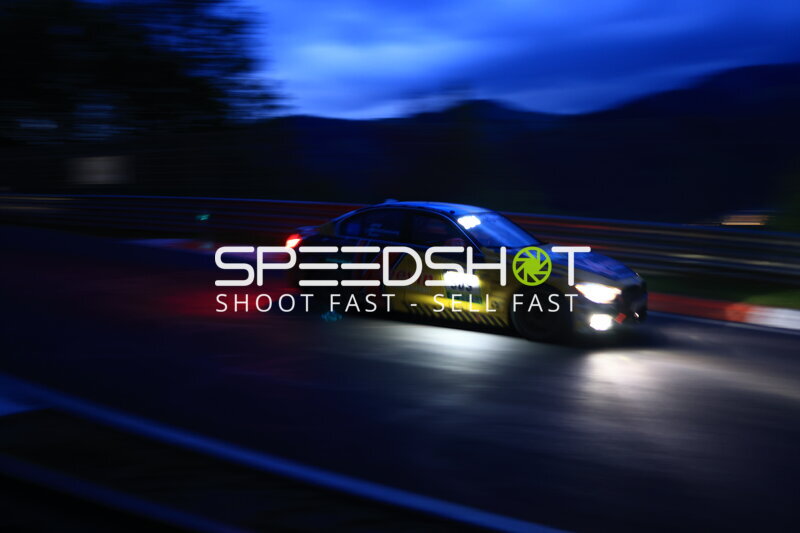 Gelb-schwarzes Rennfahrzeug bei Nachtfahrt auf dem Nürburgring