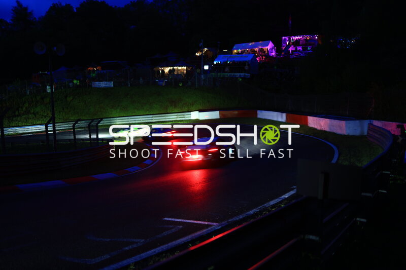 Nachtszene auf der Nürburgring-Nordschleife beim 24h-Rennen