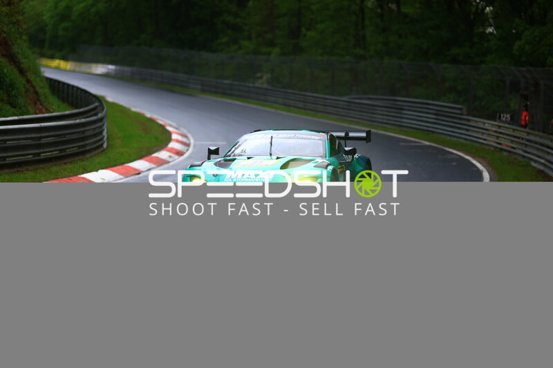 Aston Martin GT3 mit MAXI-Sponsoring auf nasser Nordschleife