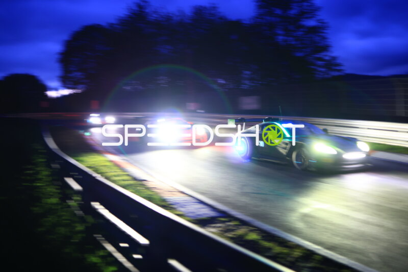 Nachtszene auf der Nordschleife: Mehrere GT-Fahrzeuge in der Kurve