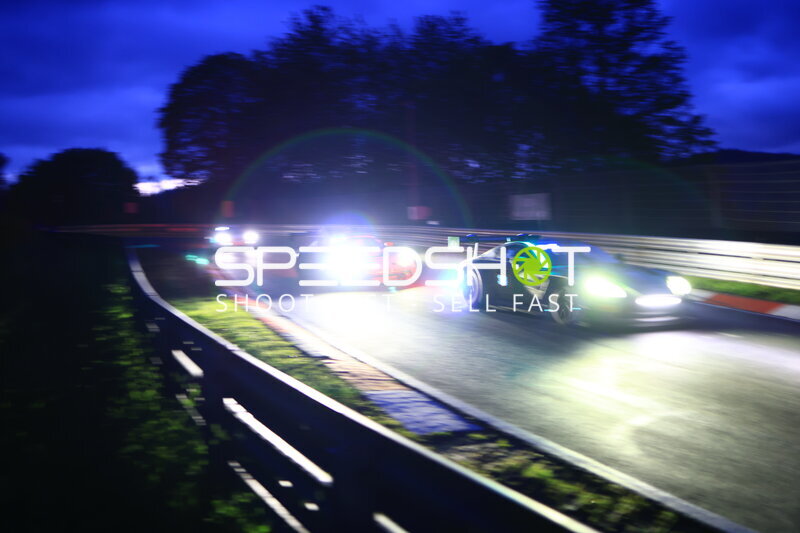 Nachtszene auf der Nordschleife – mehrere GT-Fahrzeuge in der Dämmerung