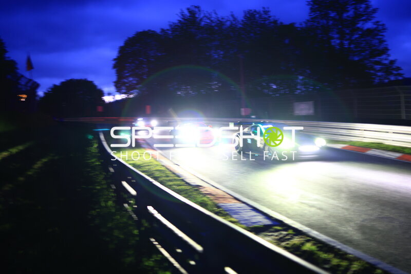 Nachtszene auf der Nordschleife – mehrere GT-Fahrzeuge in der Kurve